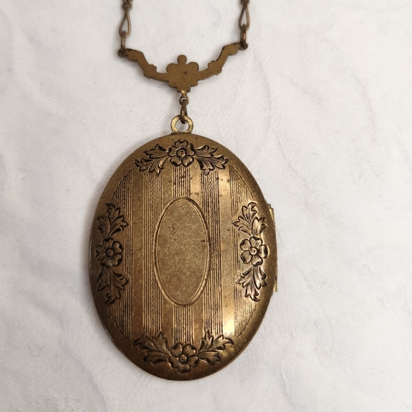 Vintage Brass Locket Necklace - Picture 4 of 9